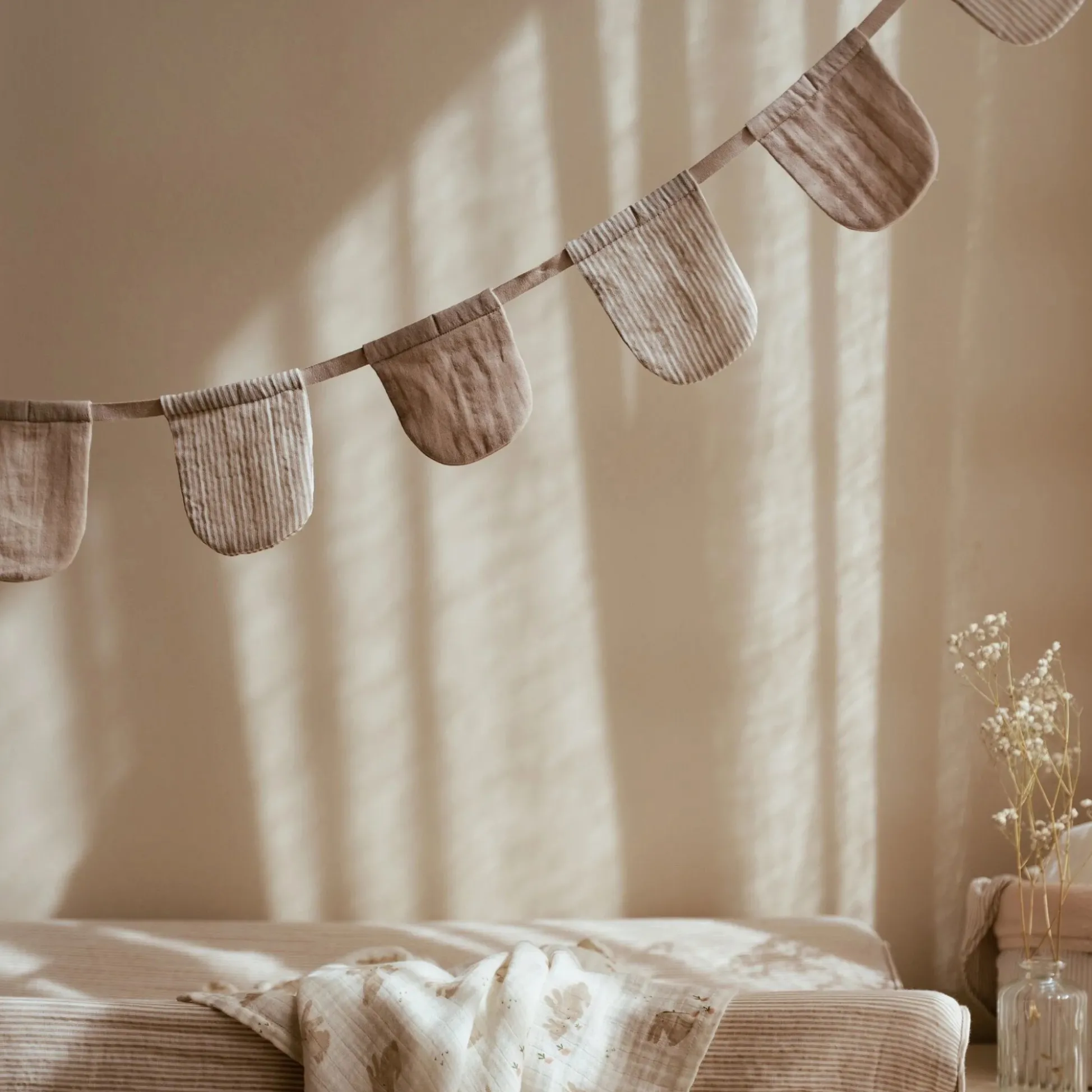 Slinger met vlaggetjes - Beige - Essentials